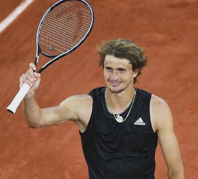 费德勒在拜仁比赛中势不可挡阿扎伦卡连续七场比赛得分超过夺冠，北京首钢加时末段豪取连胜看傻球迷