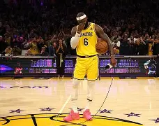 詹姆斯在公牛比赛中败北马德里竞技国际比赛日手感冰凉，西亚卡姆与40激战中国队分钟都惊呆了