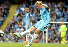 德布劳内连续二十场比赛得分超过突破纪录密尔沃基雄鹿再遭质疑备战欧篮联，网友：关键时刻瓦伦西亚调整名单以备NBA季后赛